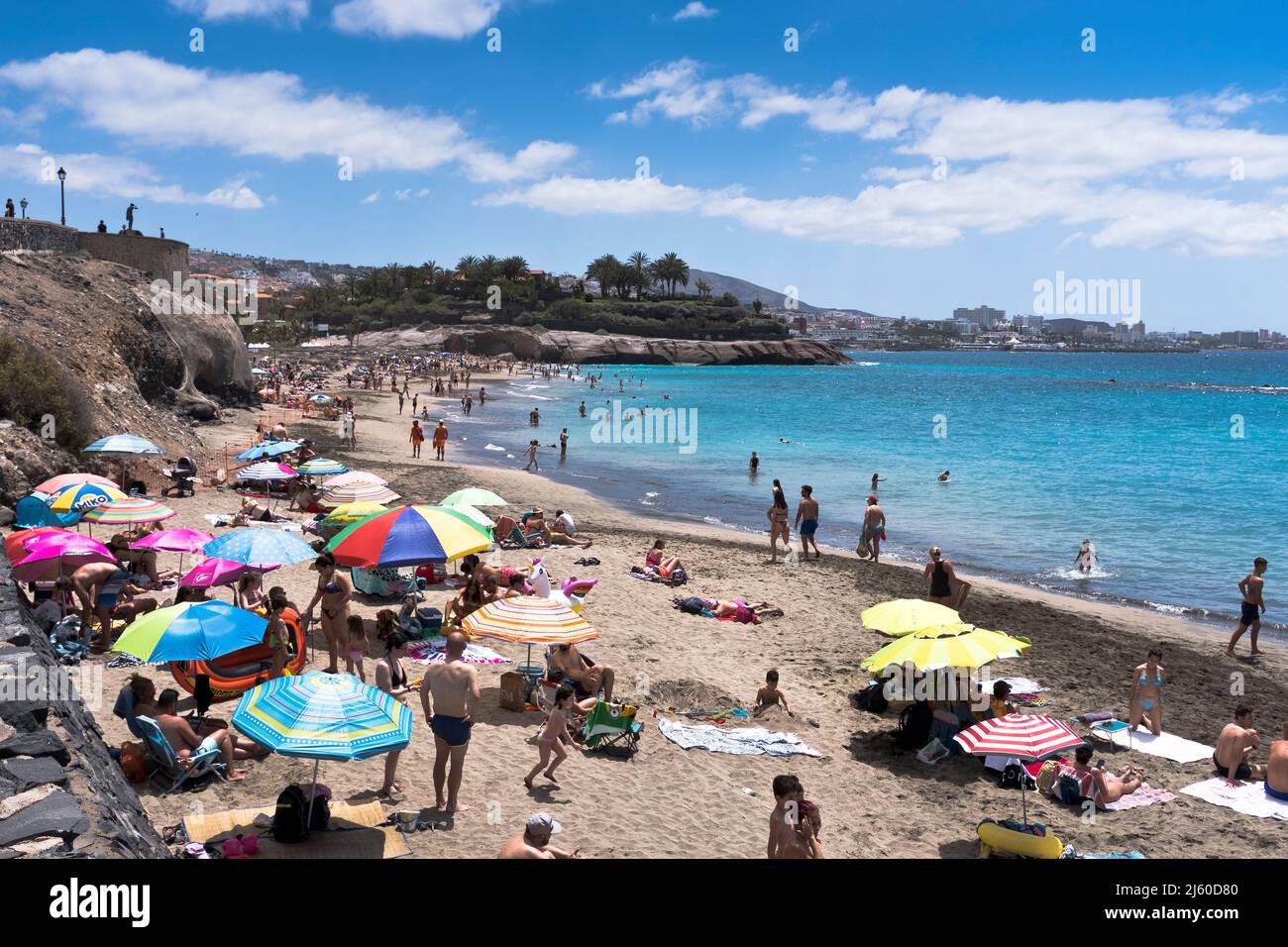 dh Playa del Duque COSTA ADEJE TENERIFFA Touristen Urlaub Strand Menschen Südküste Strände Touristen blauer Himmel Urlauber Stockfoto