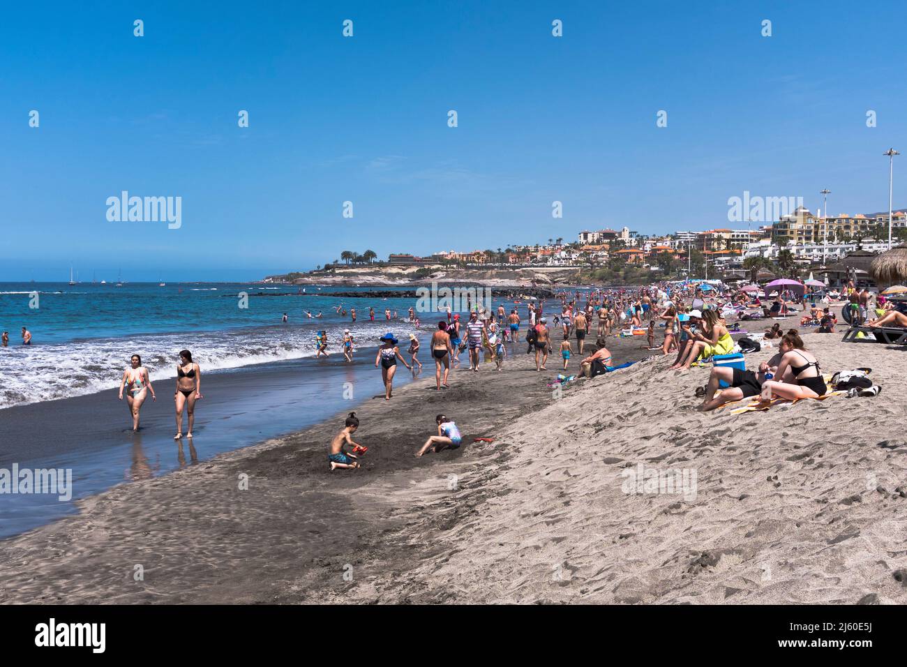 dh Playa de Fanabe COSTA ADEJE TENERIFFA Touristenurlaub Strand Menschen Südküste Strände Touristen blauer Himmel Stockfoto