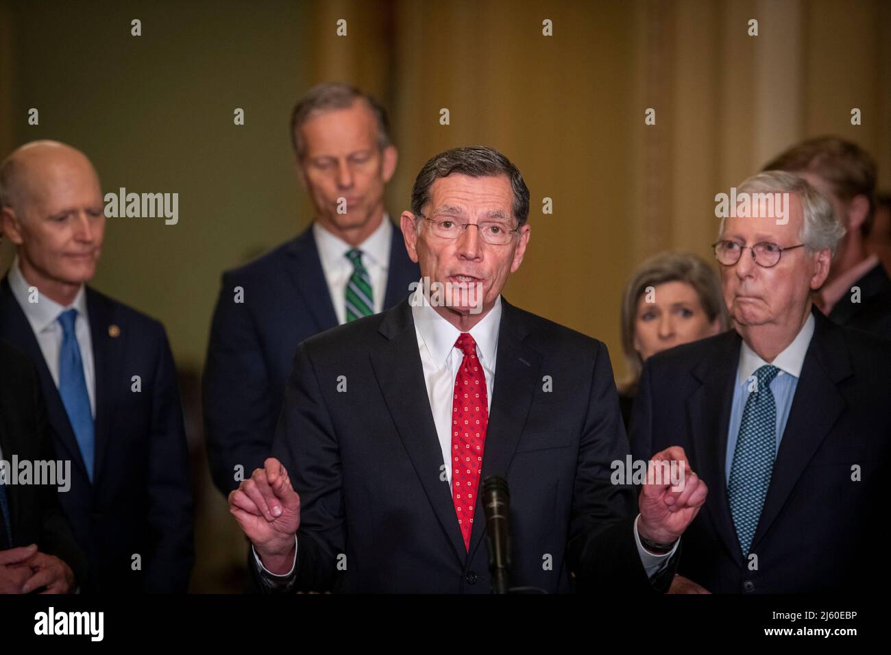 Der US-Senator John Barrasso (Republikaner von Wyoming) hält am Dienstag, den 26. April 2022, im US-Kapitol in Washington, DC, eine Rede Republicanâs der Pressekonferenz zum politischen Mittagessen des Senats. Kredit: Rod Lampey/CNP Stockfoto