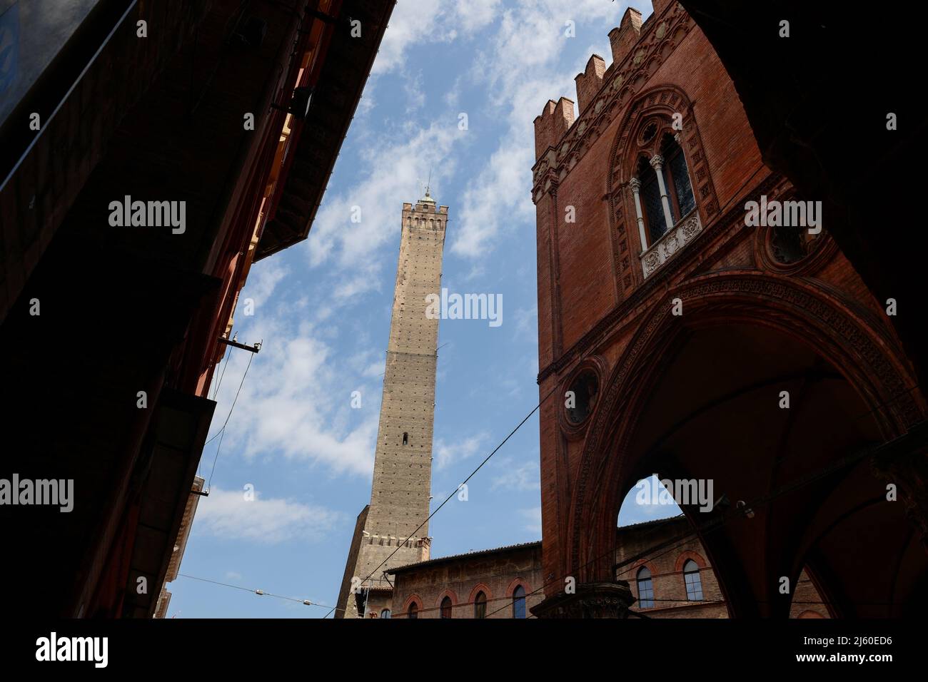 Asinelli Turm (zwei Türme) von der Piazza della Mercanzia, Bologna, Emilia-Romagna, Norditalien, April 2022 Stockfoto
