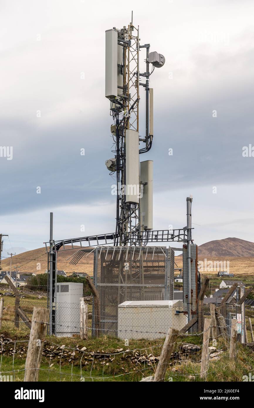 Vodafone 5G Mast in ländlicher Umgebung in der Grafschaft Kerry, Irland. Stockfoto