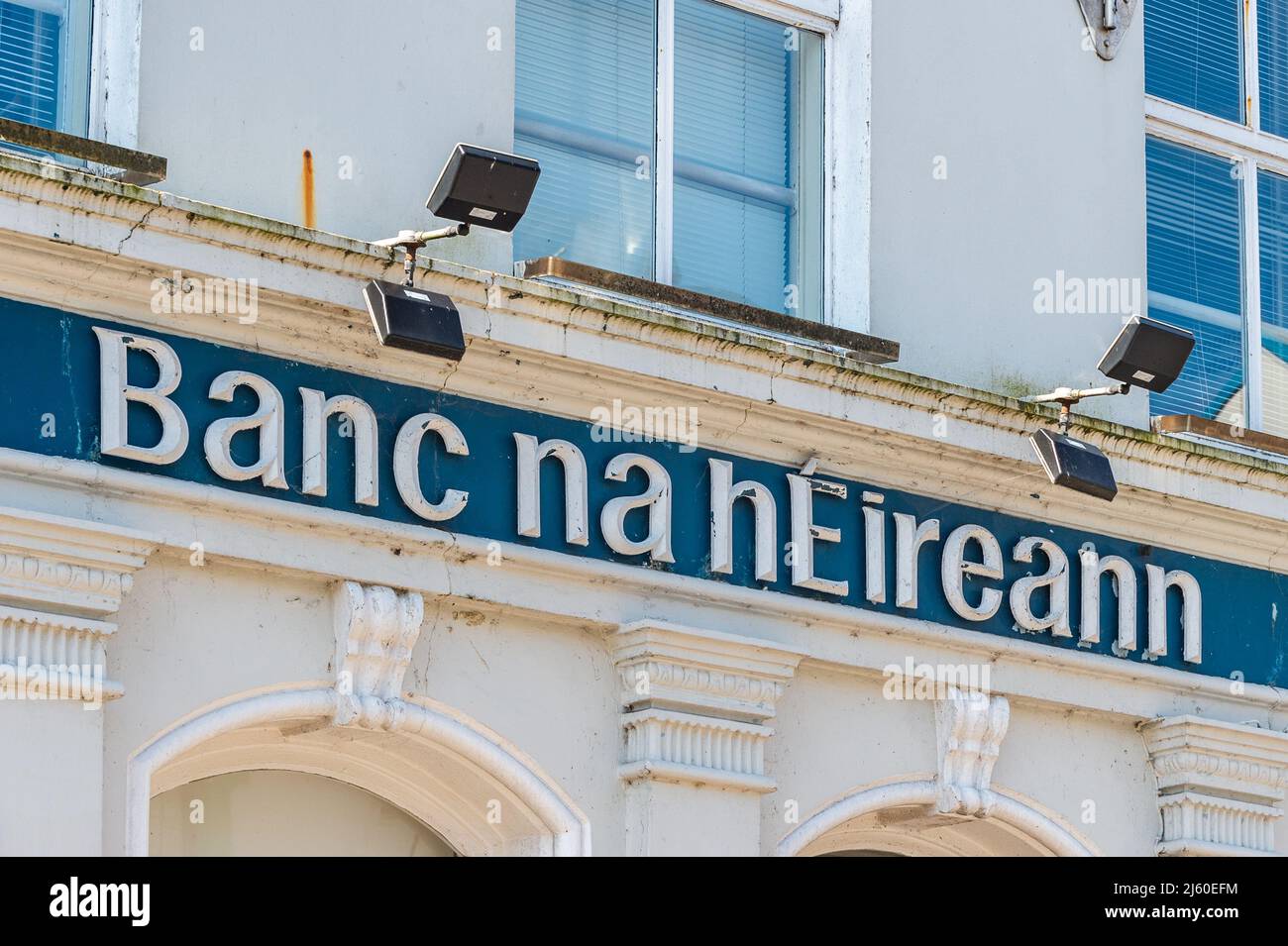 Bank of Ireland/Banc na hÉireann-Logo in irischer Sprache in Dingle, Co. Kerry, Irland. Stockfoto