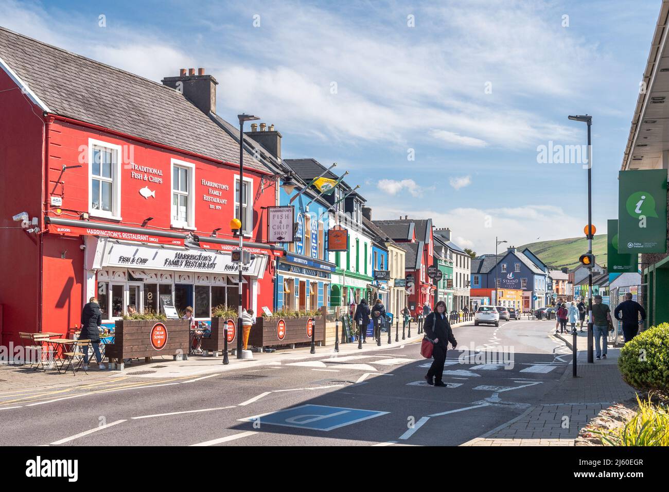 Restaurants, Pubs und Geschäfte auf der Strand Street in Dingle, County Kerry, Irland. Stockfoto