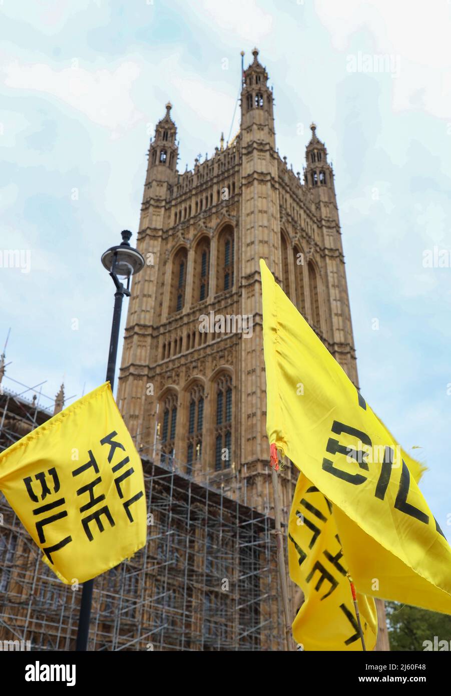 London, England, Großbritannien 26. April 2022 Protest gegen den Gesetzentwurf zu Nationalitäten und Grenzen im Oberhaus. Eine kleine Gruppe versammelte sich mit einer Samba-Band auf dem Parliament Square und hörte Reden von Vertretern verschiedener Gruppen, die sowohl vom Gesetz über Nationalität und Grenzen als auch vom Gesetz über Polizei, Kriminalität, Verurteilung und Gerichte betroffen sein werden. Später blockierten sie den Verkehrsfluss, als sie zum Oberhaus gingen, wo sie vom Labour-Abgeordneten Richard Burgon begleitet wurden, der eine kurze Rede hielt, bevor er von der Polizei bedroht wurde. Stockfoto