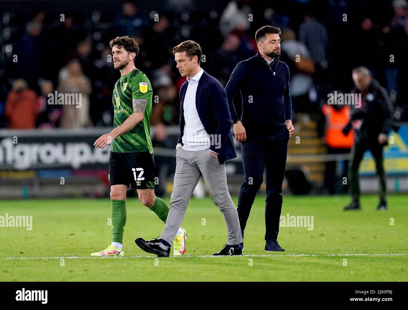 Bournemouth's Robbie Brady und Manager Scott Parker am Ende des Sky Bet Championship-Spiels im Swansea.com Stadium, Swansea. Bilddatum: Dienstag, 26. April 2022. Stockfoto