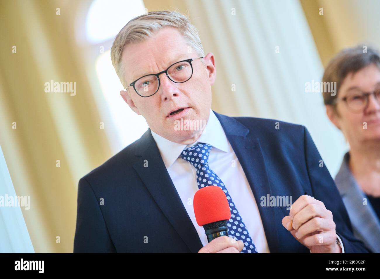 Berlin, Deutschland. 26. April 2022. Christopher Baum, Vorstandsvorsitzender des BIH (Berlin Institute of Health) und Direktor für Translationale Forschung an der Charité, spricht im Roten Rathaus. Vertreter des Senats und der Medizin unterzeichnen heute die „Absichtserklärung zur Einrichtung eines Zentrums für Gen- und Zelltherapie“. Quelle: Annette Riedl/dpa/Alamy Live News Stockfoto