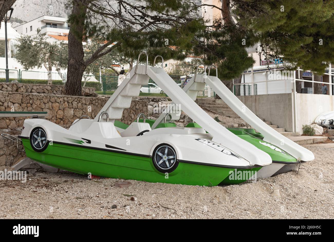 Zwei grüne und weiße Boote mit Rutschen auf ihnen, die gemietet und im Meer verwendet werden können, um zu entspannen und Spaß zu haben Stockfoto