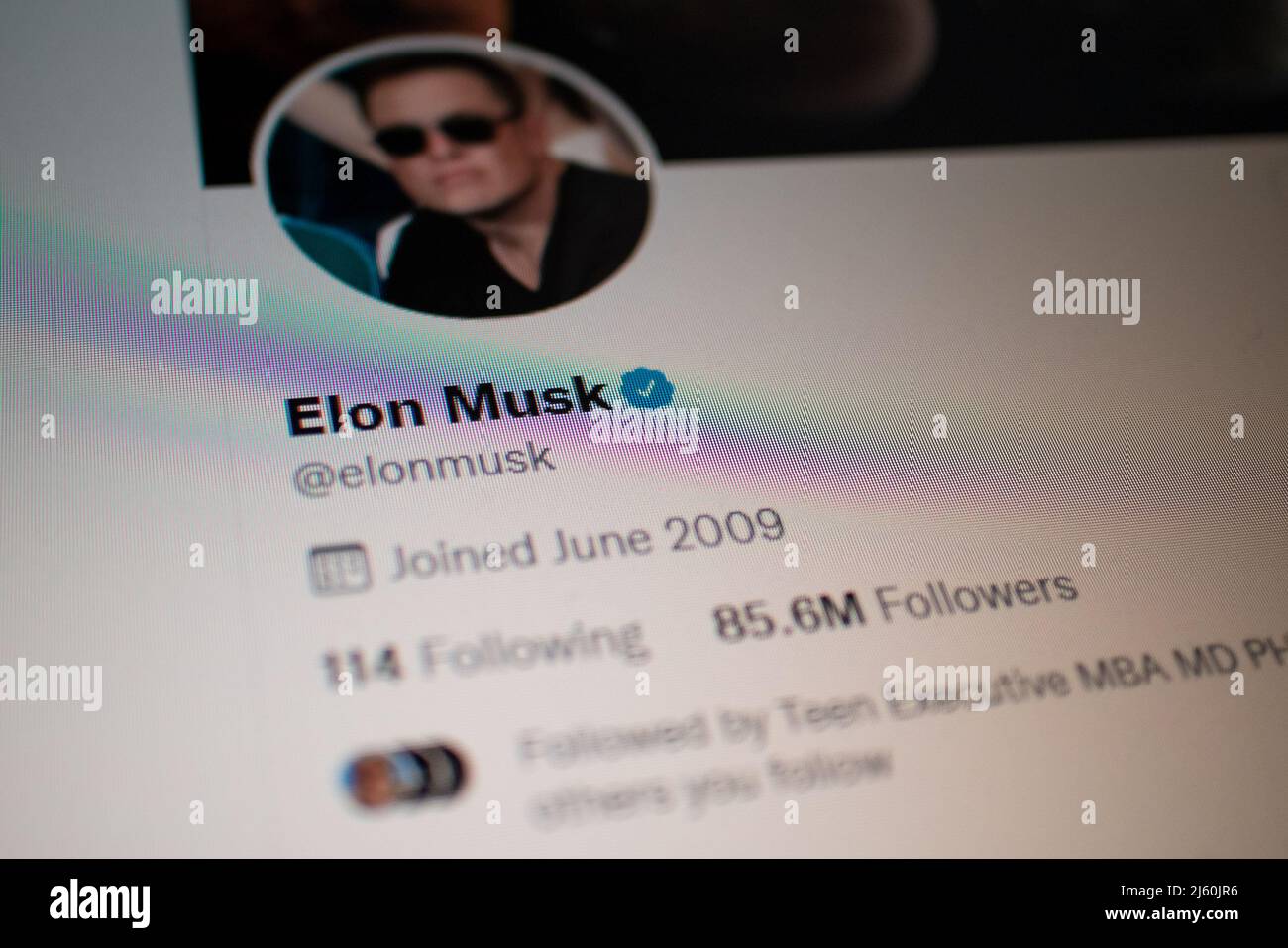 Slowenien, Ljubljana 2022. April 27: Twitter-Profil von Elon Musk auf dem Bildschirm. Stockfoto
