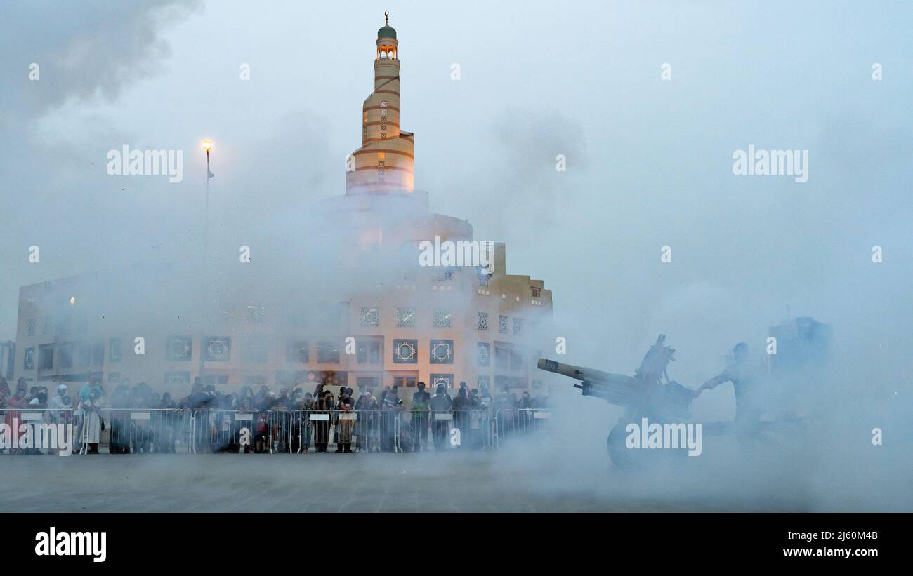 Doha, Katar, 04,2022. April: Viele Menschen beobachten die historische Iftar Cannon-Schießerei während des ramadan. Stockfoto