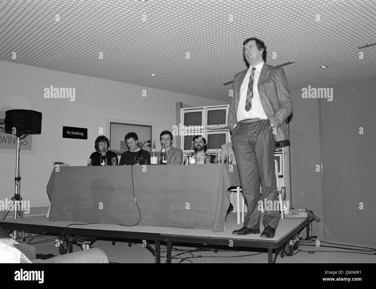Der englische Autor Douglas Adams spricht während einer Konferenz über Macintosh-Computer und Musik auf der Mac User Show in London, England, am 12. November 1987. Stockfoto