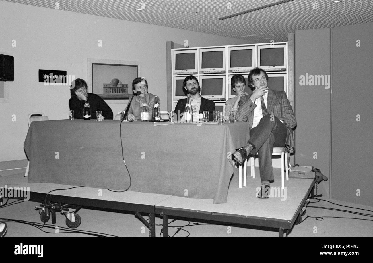 Der englische Autor Douglas Adams (rechts) und der Bassist John Paul Jones (ganz links) nahmen an einer Konferenz über Macintosh-Computer und Musik auf der Mac User Show in London, England, am 12. November 1987 Teil. Stockfoto