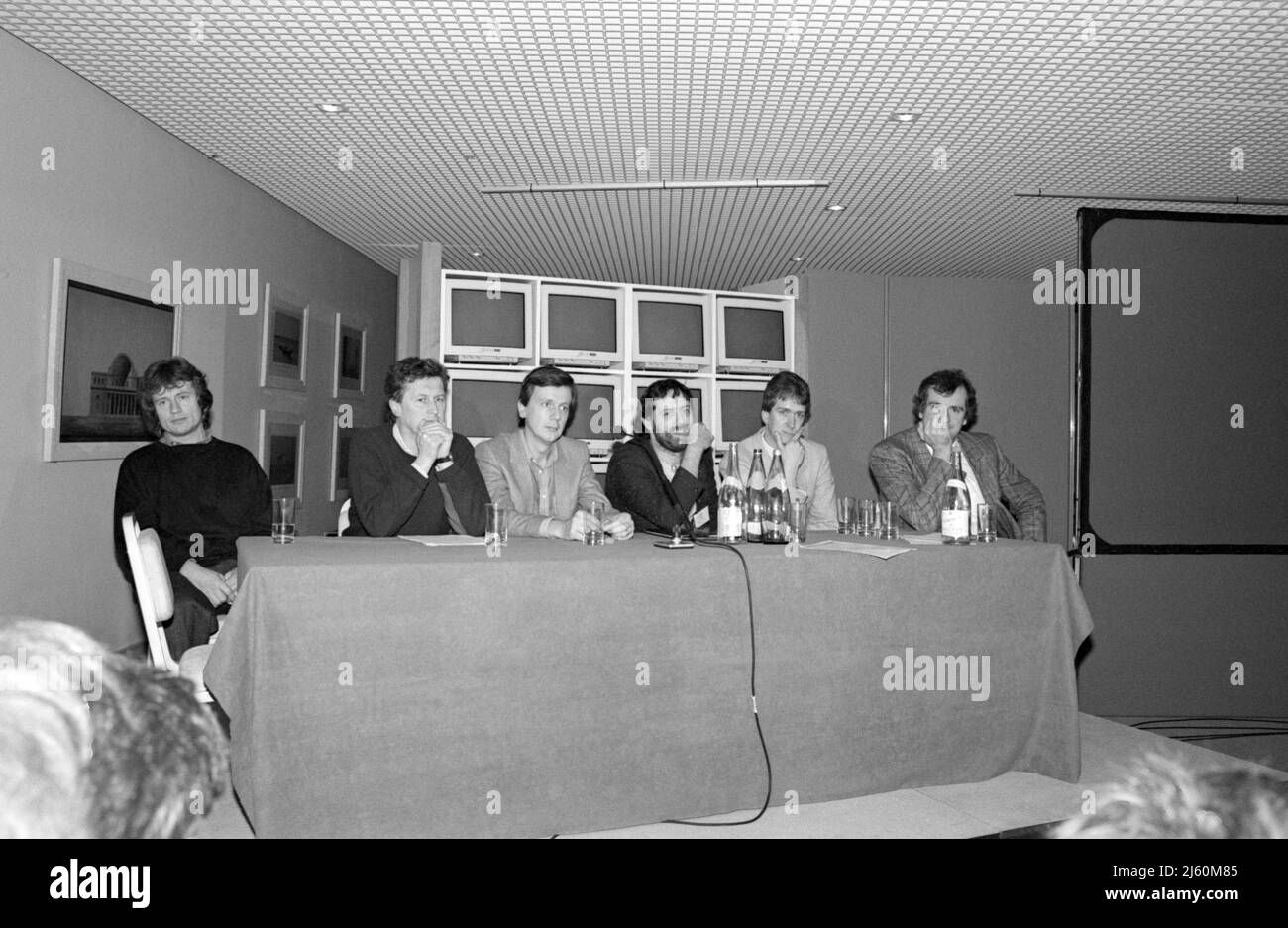 Der englische Autor Douglas Adams (rechts) und der Bassist John Paul Jones (ganz links) nahmen an einer Konferenz über Macintosh-Computer und Musik auf der Mac User Show in London, England, am 12. November 1987 Teil. Stockfoto