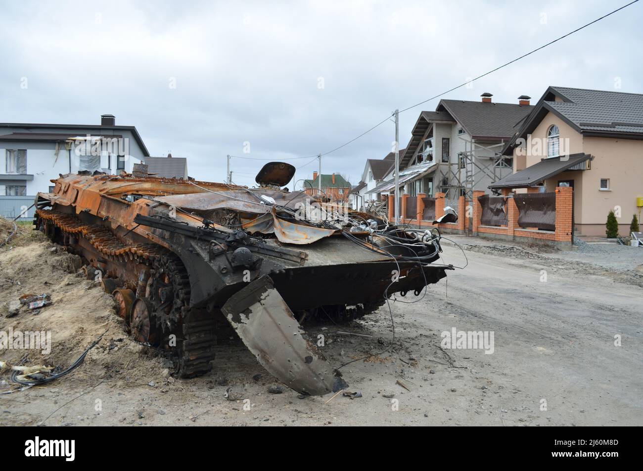 Dmytriwka, Kiew, Ukraine - 13. Apr 2022: Zerstörtes Infanteriekampffahrzeug der russischen Armee nach den Gegenangriffen der ukrainischen Streitkräfte Stockfoto