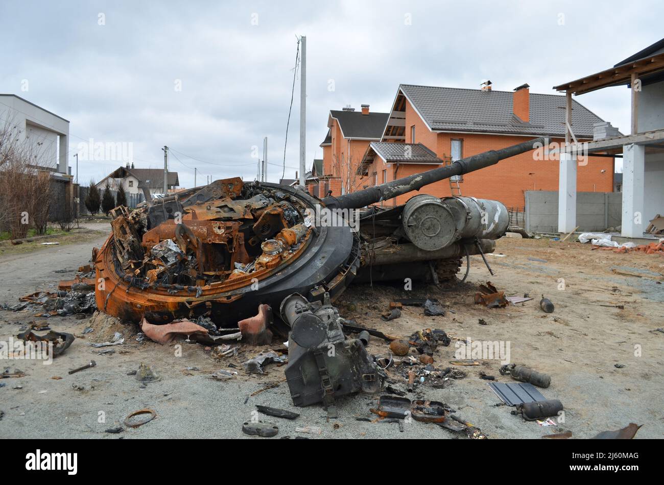 Dorf Dmytrivka, Region Kiew, Ukraine - 13. April 2022: Zerstörte russischen Panzer nach den Gegenangriffen der ukrainischen Streitkräfte. Stockfoto