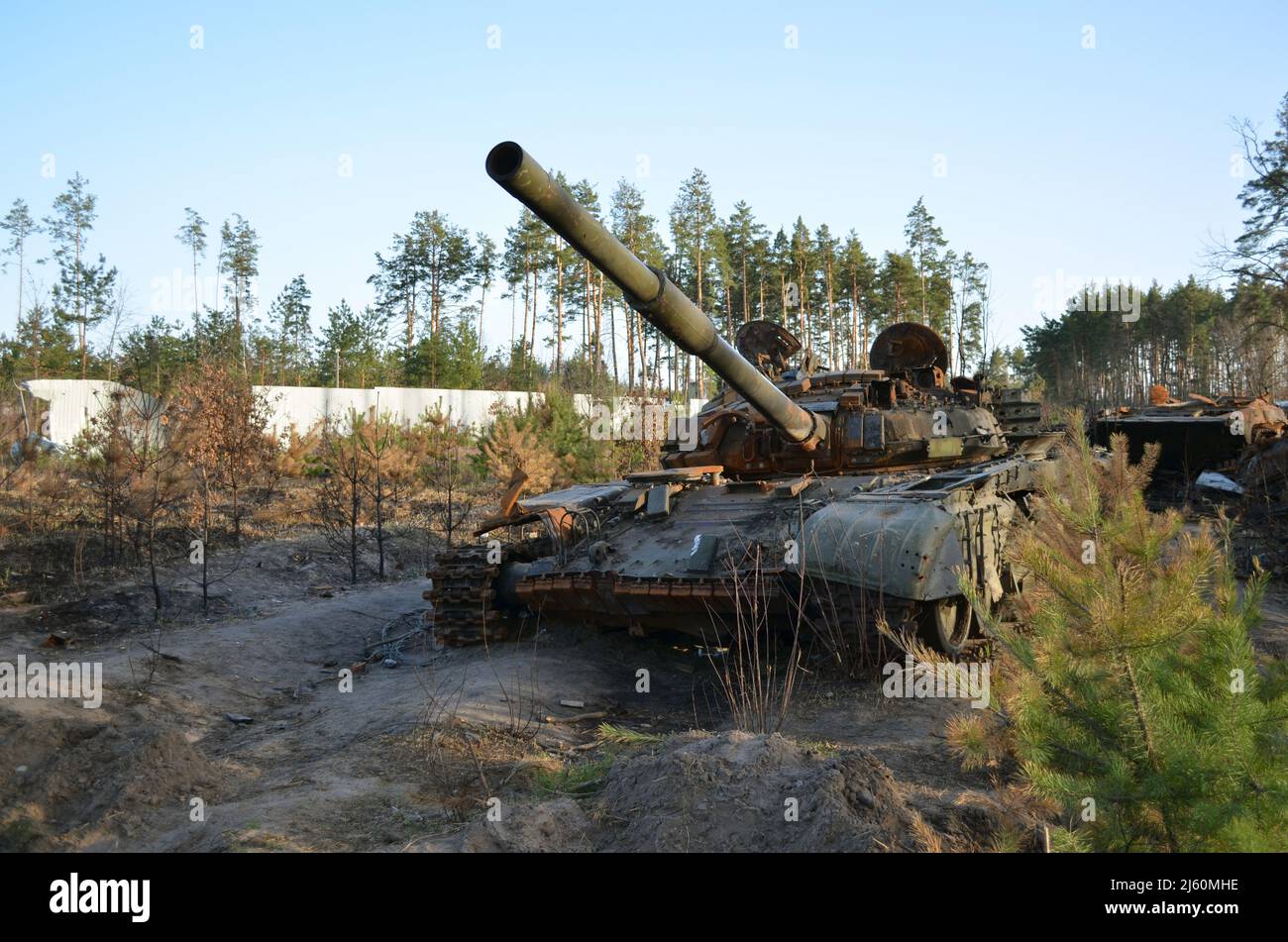 Dmytriwka, Region Kiew, Ukraine - 14. April 2022: Zerstörte russischen Panzer nach den Gegenangriffen der ukrainischen Streitkräfte. Krieg Russlands gegen die Ukraine Stockfoto