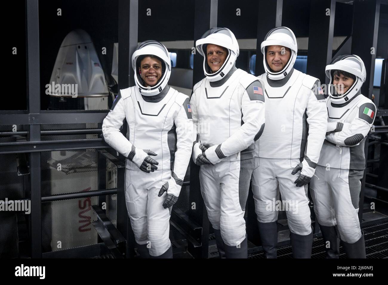 NASA-Astronauten SpaceX Crew-4, von links, Jessica Watson, Bob Hines und Kjell Lindgren, Und die ESA-Astronautin Samantha Cristoforetti steht während einer Generalprobe am 20. April 2022 im Zugangsarm der Besatzung im Launch Complex 39A des Kennedy Space Centers. Der von der Crew-4-Crew unter dem Namen Freedom benannte Crew Dragon von SpaceX wird die Astronauten im Rahmen des Commercial Crew Program der NASA zur Internationalen Raumstation bringen. SpaceX und die NASA zielen spätestens am Mittwoch, den 27. April, auf den Start von Falcon 9, Crew-4, Drachens vierter Wissenschaftsexpedition-Mission zur Internatio, ab Stockfoto