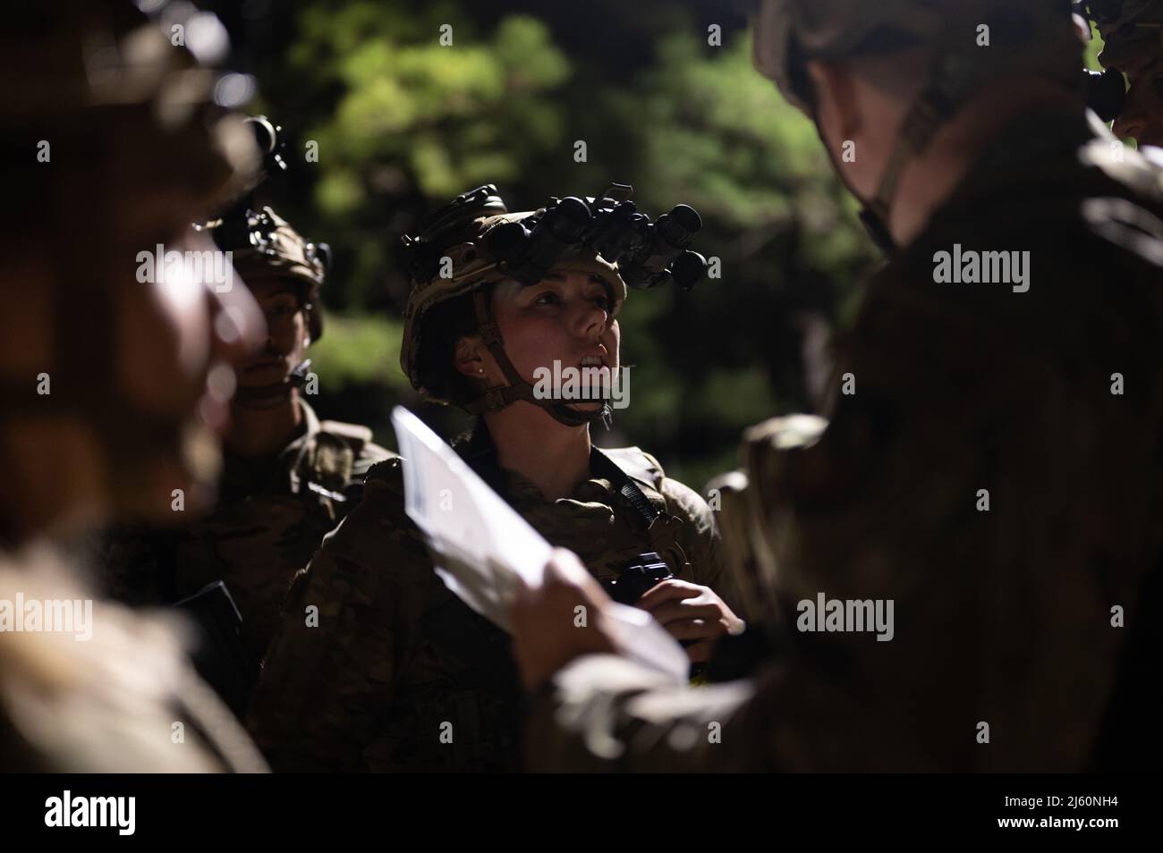 US Air Force Tech. Sgt. Zoe Russell, 1. Combat Camera Squadron Combat Camera Craftsman, führt während der Übung Scorpion Lens auf der Joint Base Charleston, South Carolina, am 17. März 2022 ein Landnavigationstraining durch. Das Kampfkamerageschwader 1. (1CTCS) veranstaltet jährlich eine Scorpionlinse-Übung, um Expeditionskenntnisse zur Bekämpfung von Kamerafirmen zu bieten. (USA Luftwaffe Foto von Airman 1. Klasse Anabel Del Valle) Stockfoto