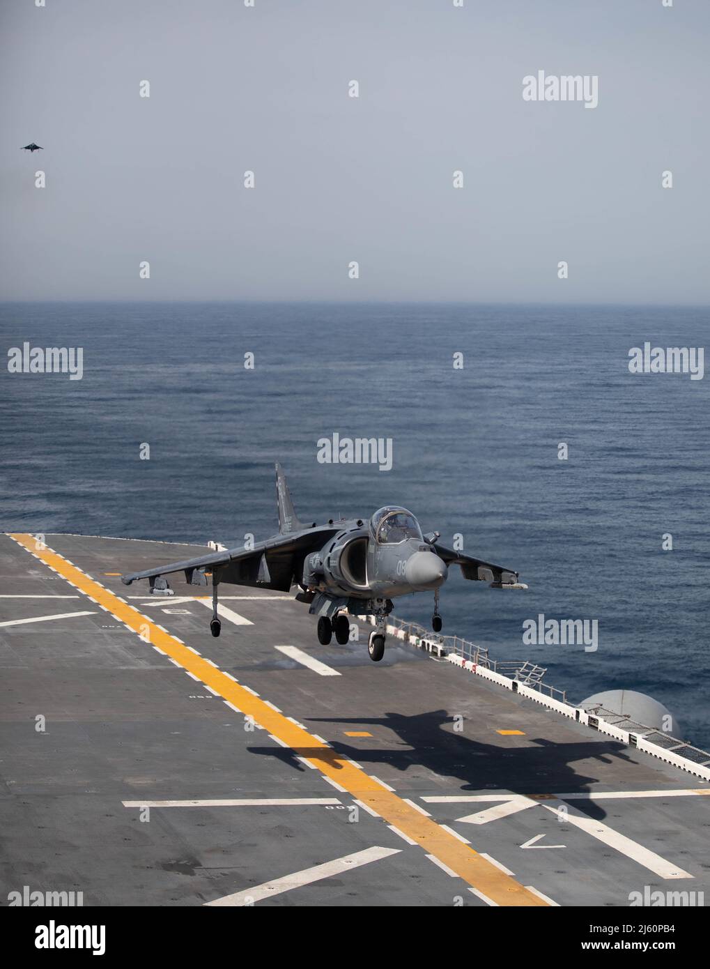 220425-N-OG067-1066 NORFOLK, VA. (25. April 2022) - ein dem Marine Attack Squadron (VMA) 231 zugewiesener AV-8B-Harrier landet auf dem Flugdeck des amphibischen Angriffsschiffes USS Bataan (LHD5), 25. April 2022. Bataan ist im Flottenbereich 2. im Einsatz. Bataan wird auf der Naval Station Norfolk heimisch. (USA Navy Foto von Mass Communication Specialist 2. Class Hannah Mohr) Stockfoto