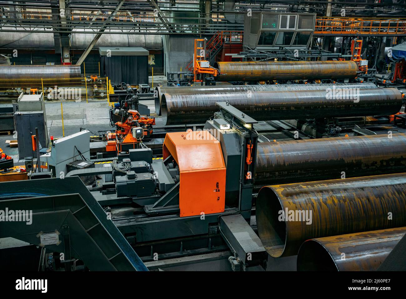 Moderne Rohrfabrik Produktionslinie. Rohrabschrägmaschine Stockfoto