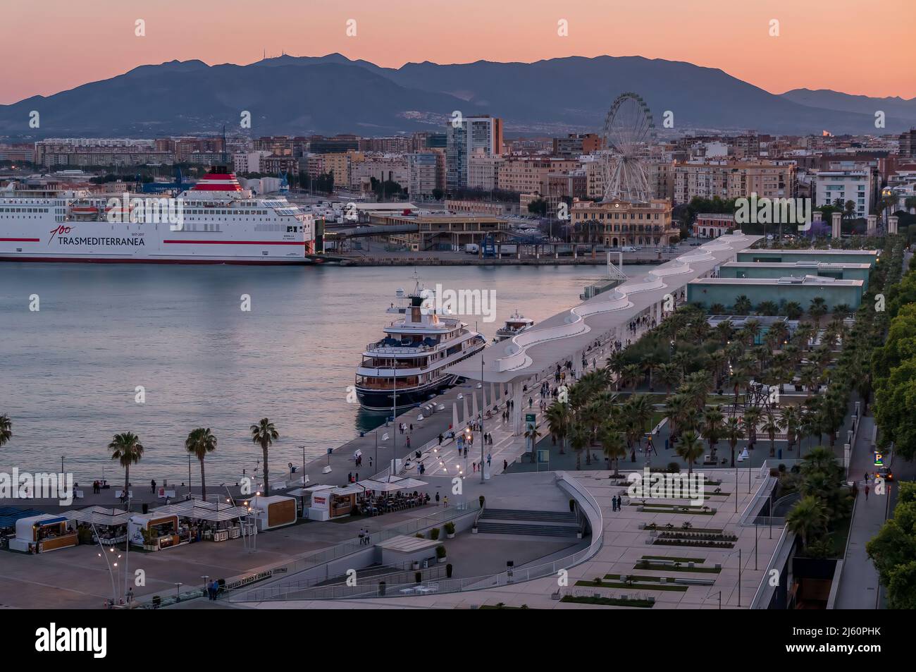 Malaga Stadt mit Meer und Hafen in der Nacht, Costa del Sol, Provinz Malaga, Andalusien, Spanien. Stockfoto