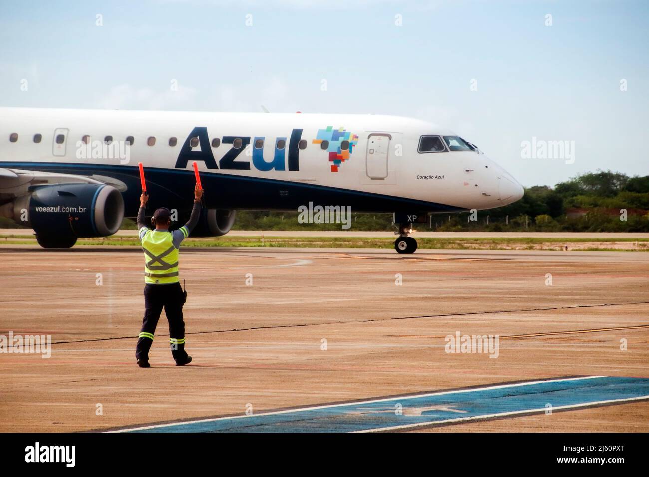 Cruz, Ceara, Brasilien - 23. Januar 2020: Flugbewegung Embraer 195 der Fluggesellschaft Azul am Flughafen Comandante Ariston Pessoa, Jericoacoara. Stockfoto