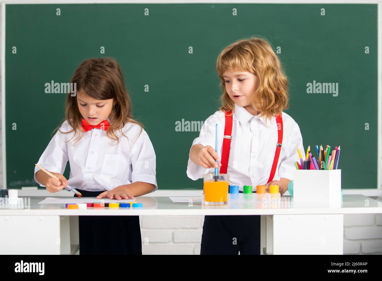 schulkinder-zeichnen-im-klassenzimmer-mit-bleistiftzeichnen-bunte