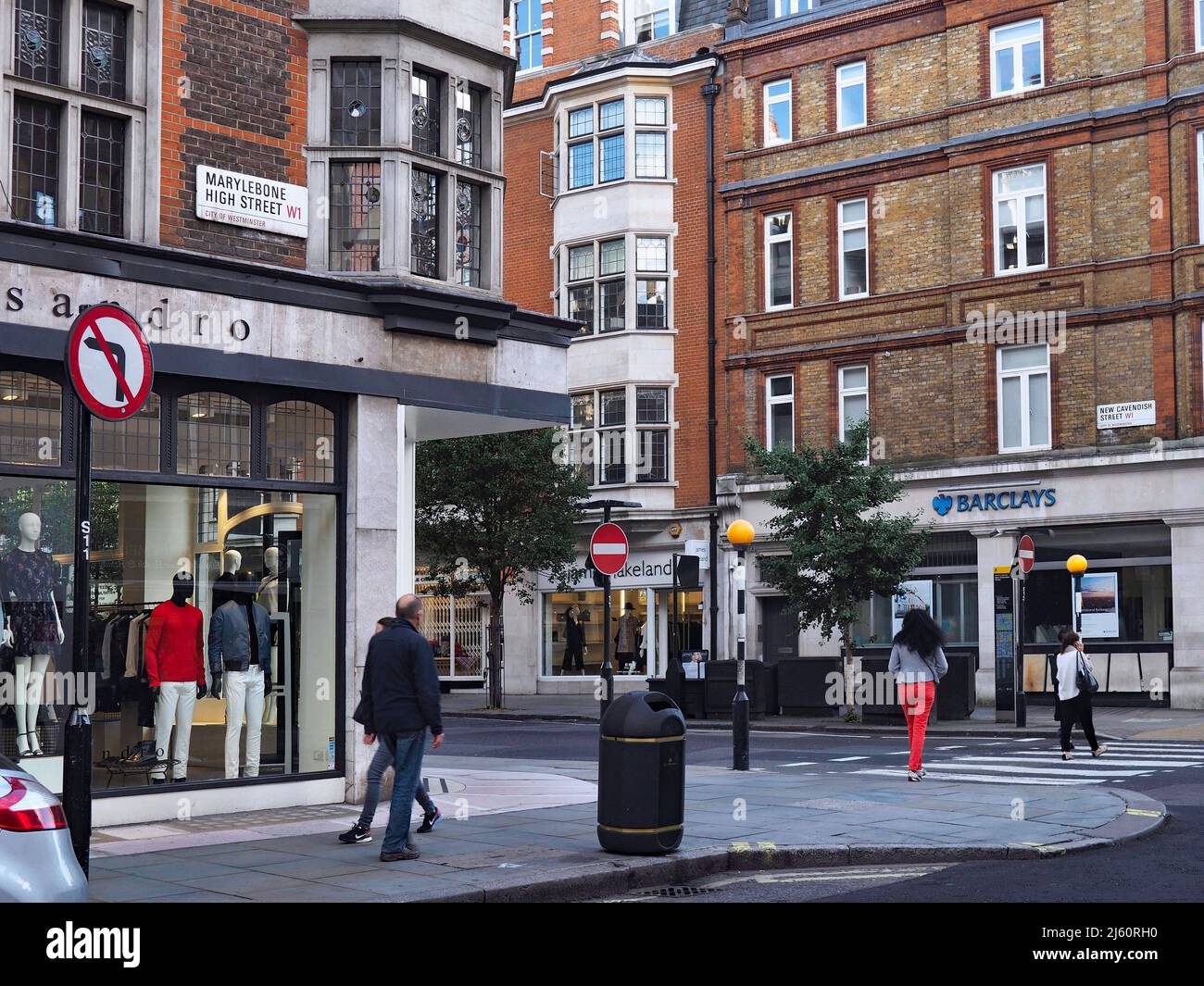 London, England : Fußgänger gehen an Modehälern auf der Hauptstraße im Marylebone-Bezirk vorbei. Stockfoto