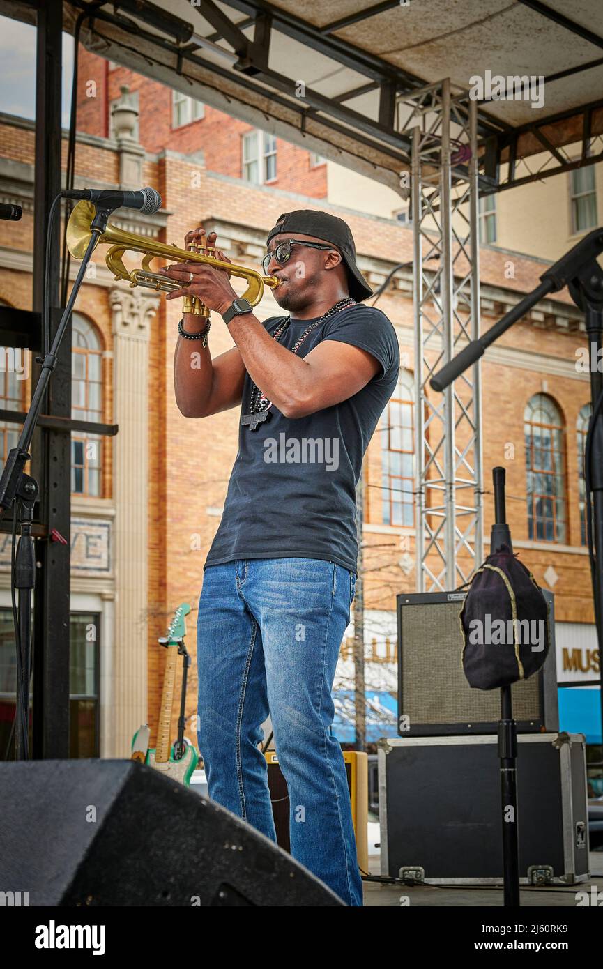 Afroamerikanischer schwarzer Musiker, der während eines Aufführens in Montgomery, Alabama, USA, Trompete spielt. Stockfoto