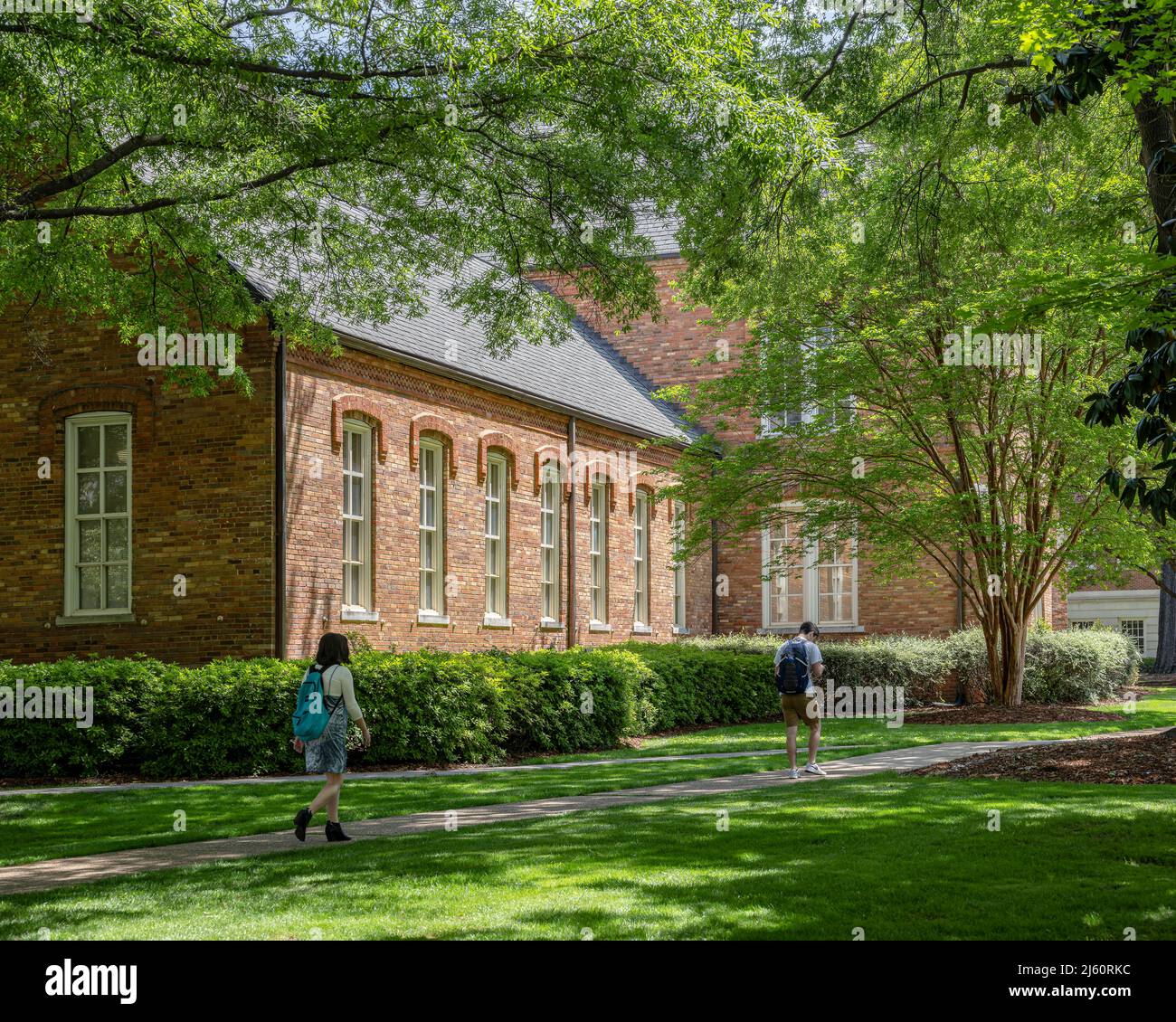 Studenten, die zum und vom Unterricht auf dem Campus der University of Alabama in der Nähe der Amelia Gayle Gorga Library in Tuscaloosa Alabama, USA, gehen. Stockfoto