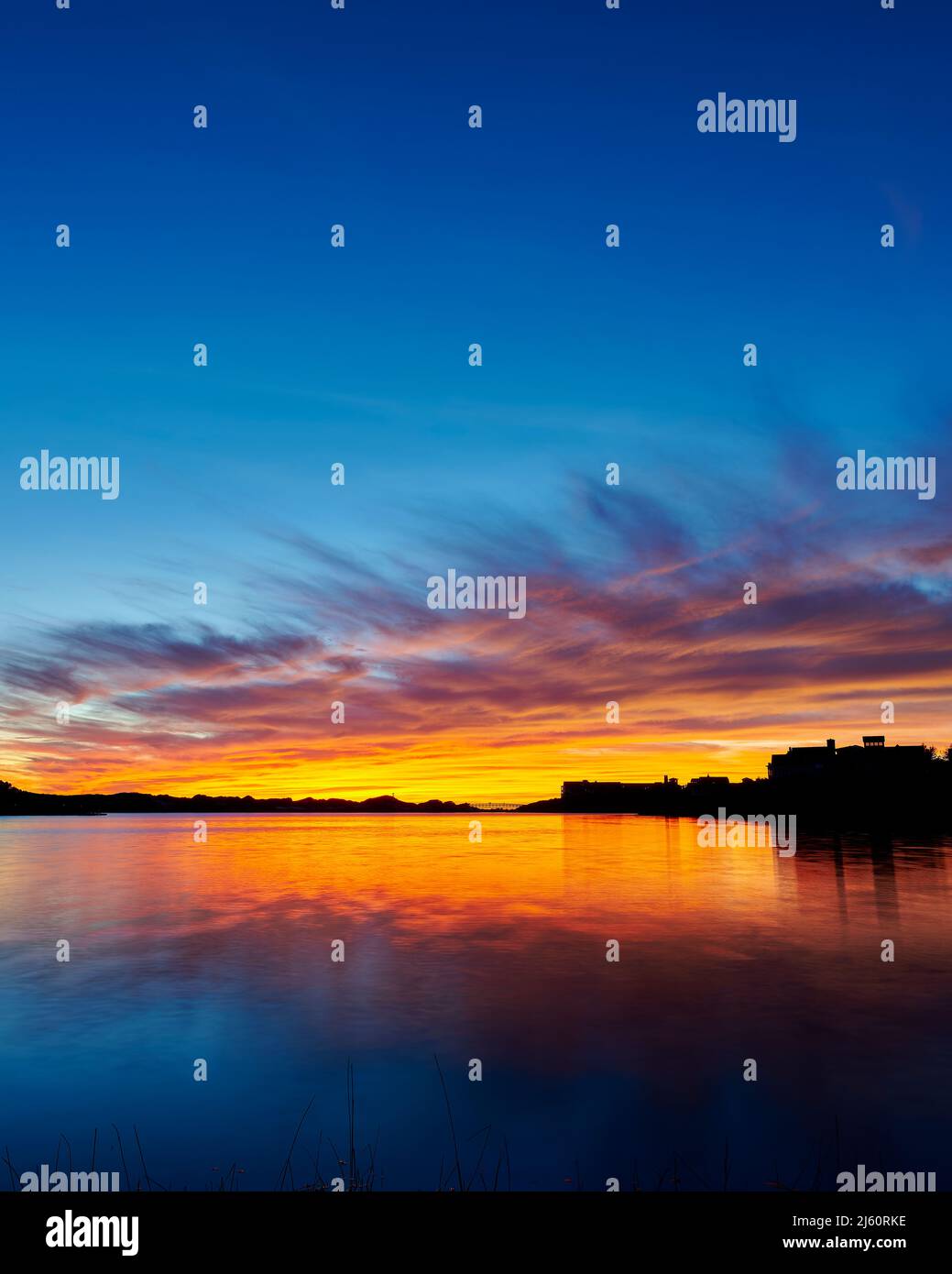 Sonnenuntergang am Camp Creek Lake ein Küstendünensee mit Watersound-Entwicklung in der Ferne entlang des Scenic Hwy 30a in South Walton County Florida, USA. Stockfoto