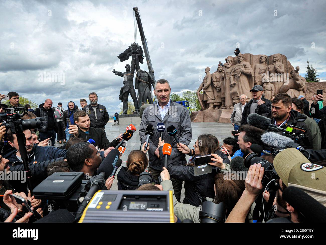 Kiew, Ukraine. 26. April 2022. Kiews Bürgermeister Vitali Klitschko spricht mit den Medien in der Nähe des sowjetischen Denkmals für die ukrainisch-russische Freundschaft, das 1982 als Symbol der Wiedervereinigung der Ukraine und Russlands inmitten der russischen Invasion der Ukraine errichtet wurde. Nach der Eskalation des Russland-Ukraine-Krieges kündigte Kiews Bürgermeister Witaliy Klitschko am 25. April 20222 an, dass die Skulpturenkomponente des Denkmals entfernt und der riesige Bogen über den Arbeitern umbenannt werden würde. Kredit: SOPA Images Limited/Alamy Live Nachrichten Stockfoto