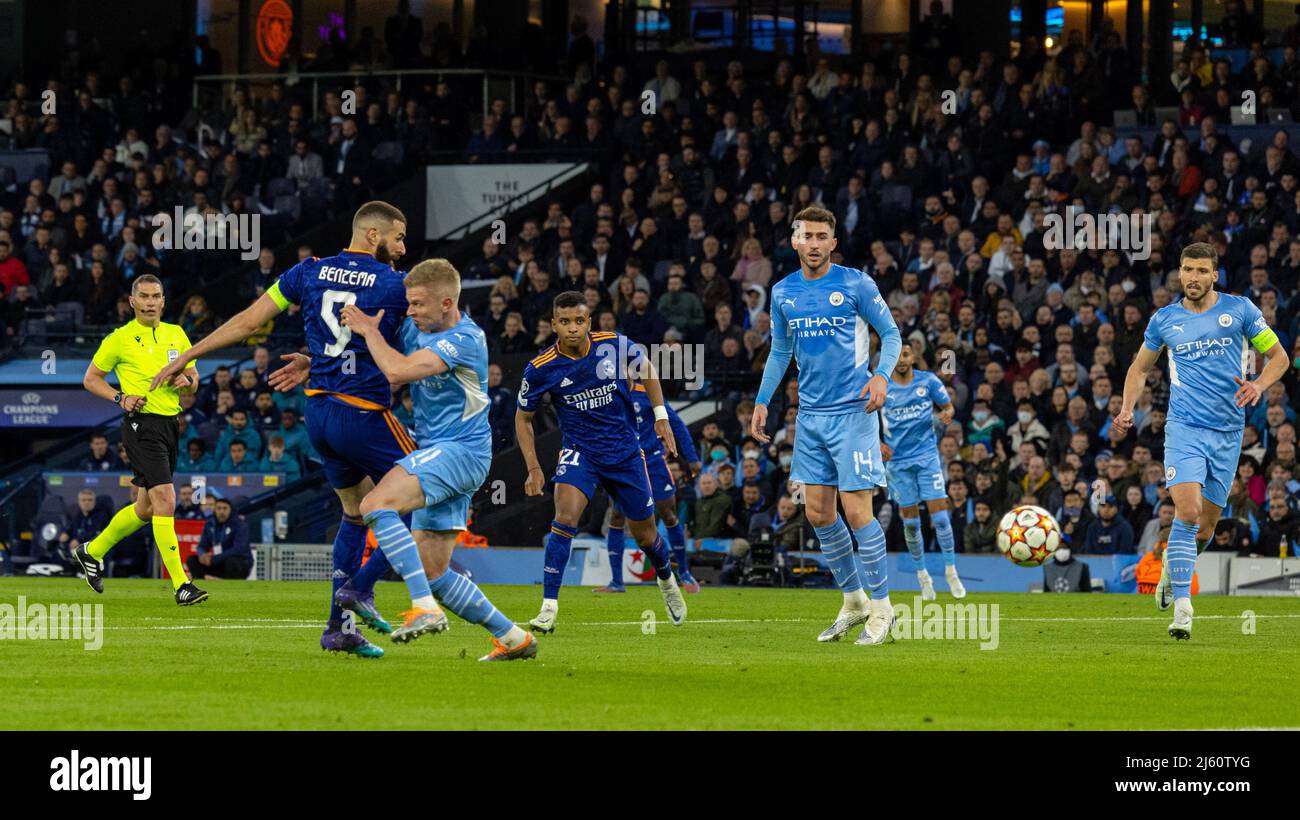 Manchester, Großbritannien. 27. April 2022. Karim Benzema (2. L) von Real Madrid punktet beim UEFA Champions League-Halbfinale 1. Leg zwischen Manchester City und Real Madrid am 26. April 2022 in Manchester, Großbritannien. Quelle: Xinhua/Alamy Live News Stockfoto