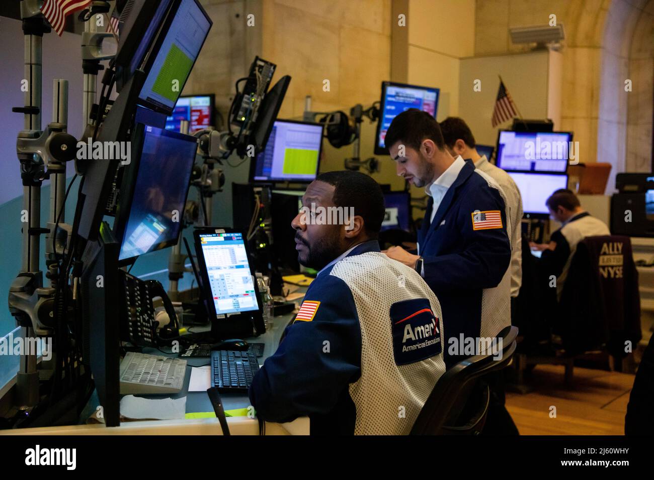 New York, USA. 26. April 2022. Traders work on the floor of the New York Stock Exchange (NYSE) in New York, USA, 26. April 2022. Die US-Aktien stürzten am Dienstag ein, wobei der technologiestarke Nasdaq fast 4 Prozent schloss, da sich der starke Verkauf an der Wall Street intensivierte. Der Dow Jones Industrial Average fiel um 809,28 Punkte oder 2,38 Prozent auf 33.240,18. Der S&P 500 fiel um 120,92 Punkte oder 2,81 Prozent auf 4.175,20. Der Nasdaq Composite Index vergab 514,11 Punkte oder 3,95 Prozent auf 12.490,74. Quelle: Michael Nagle/Xinhua/Alamy Live News Stockfoto