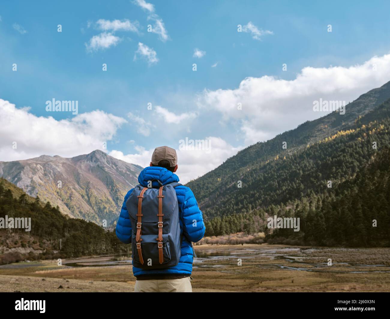 Rückansicht des männlichen asiatischen Reisenden Wanderers Rucksacktouristen mit Blick auf die Ansicht Stockfoto