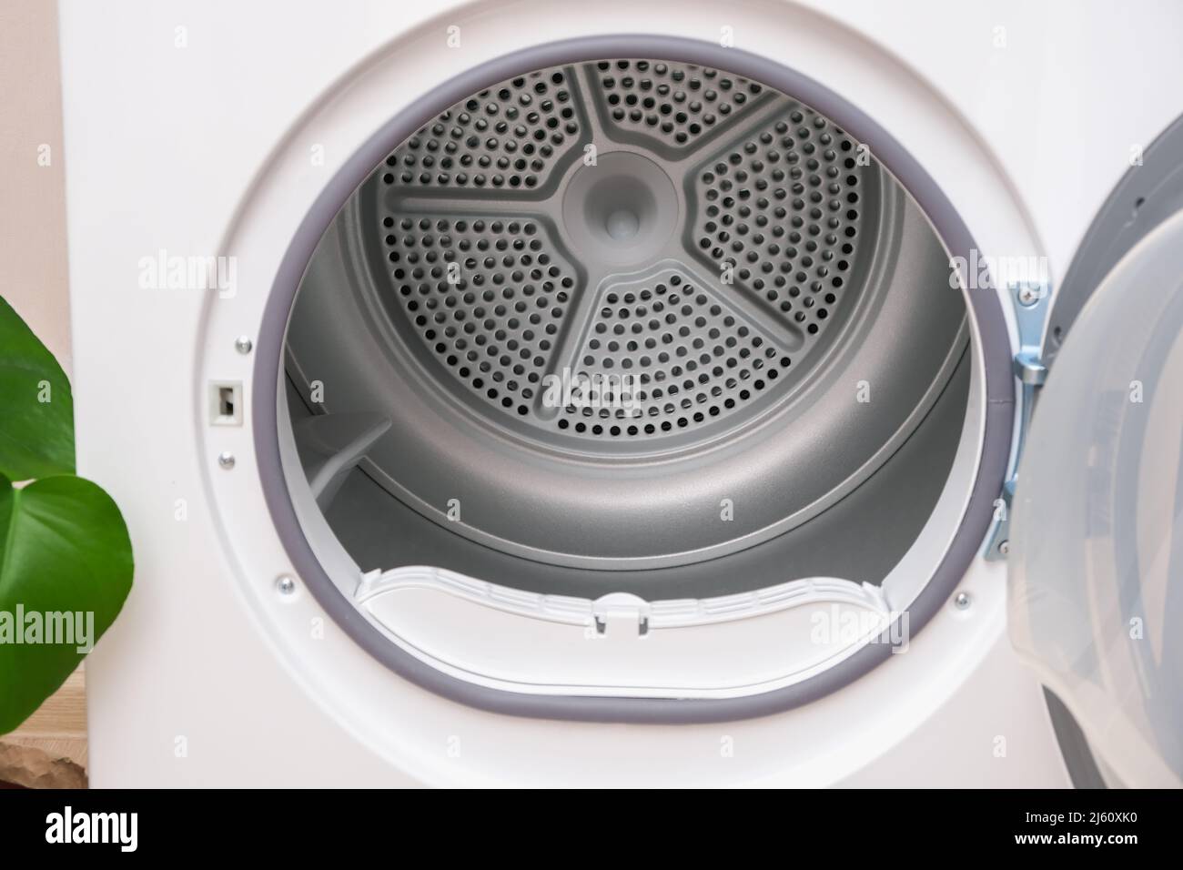 Trocknungsmaschine im Haus zum Trocknen von Wäsche, Kleidung, Bettwäsche.  Trockner Stockfotografie - Alamy