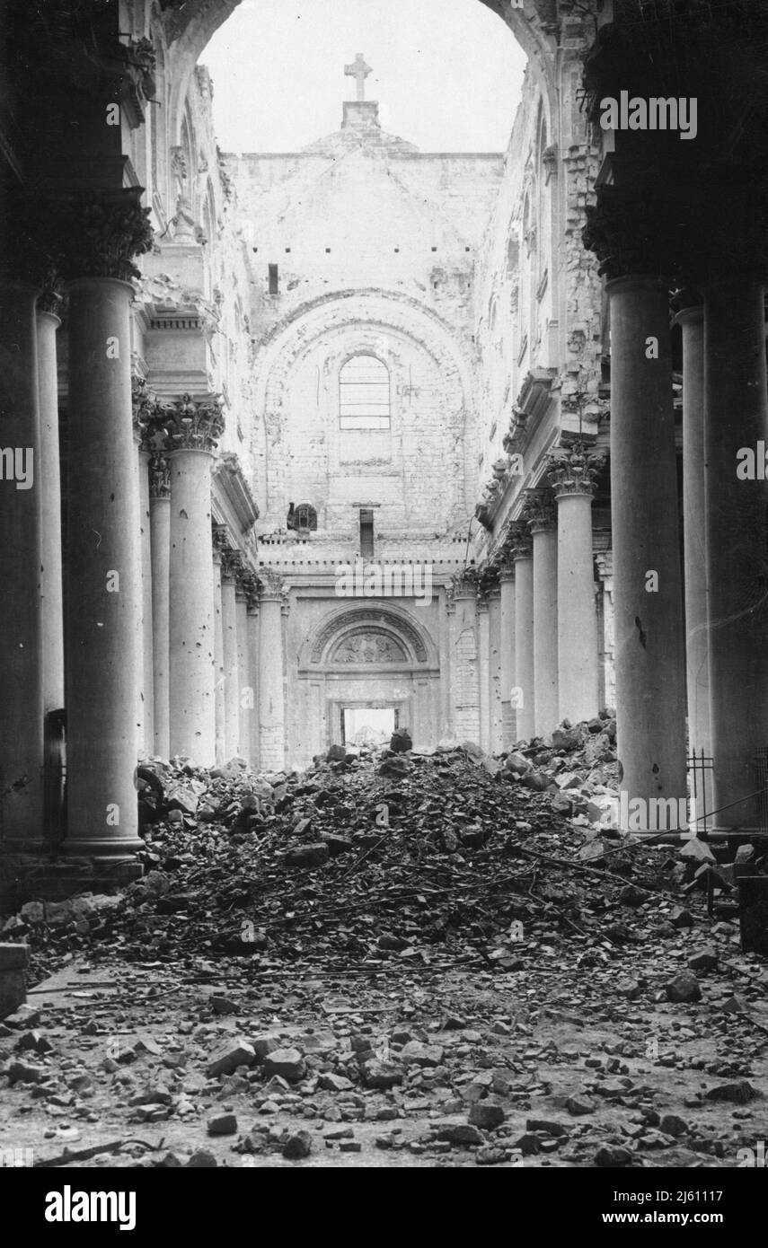 Zerstörung der Kathedrale von Arras, Frankreich. Das Foto wurde mit Blick auf den Mittelgang der Kirche aufgenommen. Stockfoto