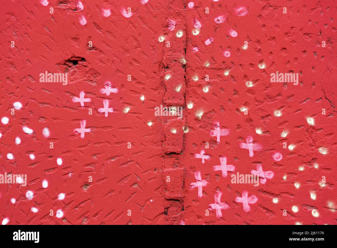 Gepunktete rot bemalte raue Putz Wand Oberfläche. Abstrakt bunten Hintergrund. Stockfoto
