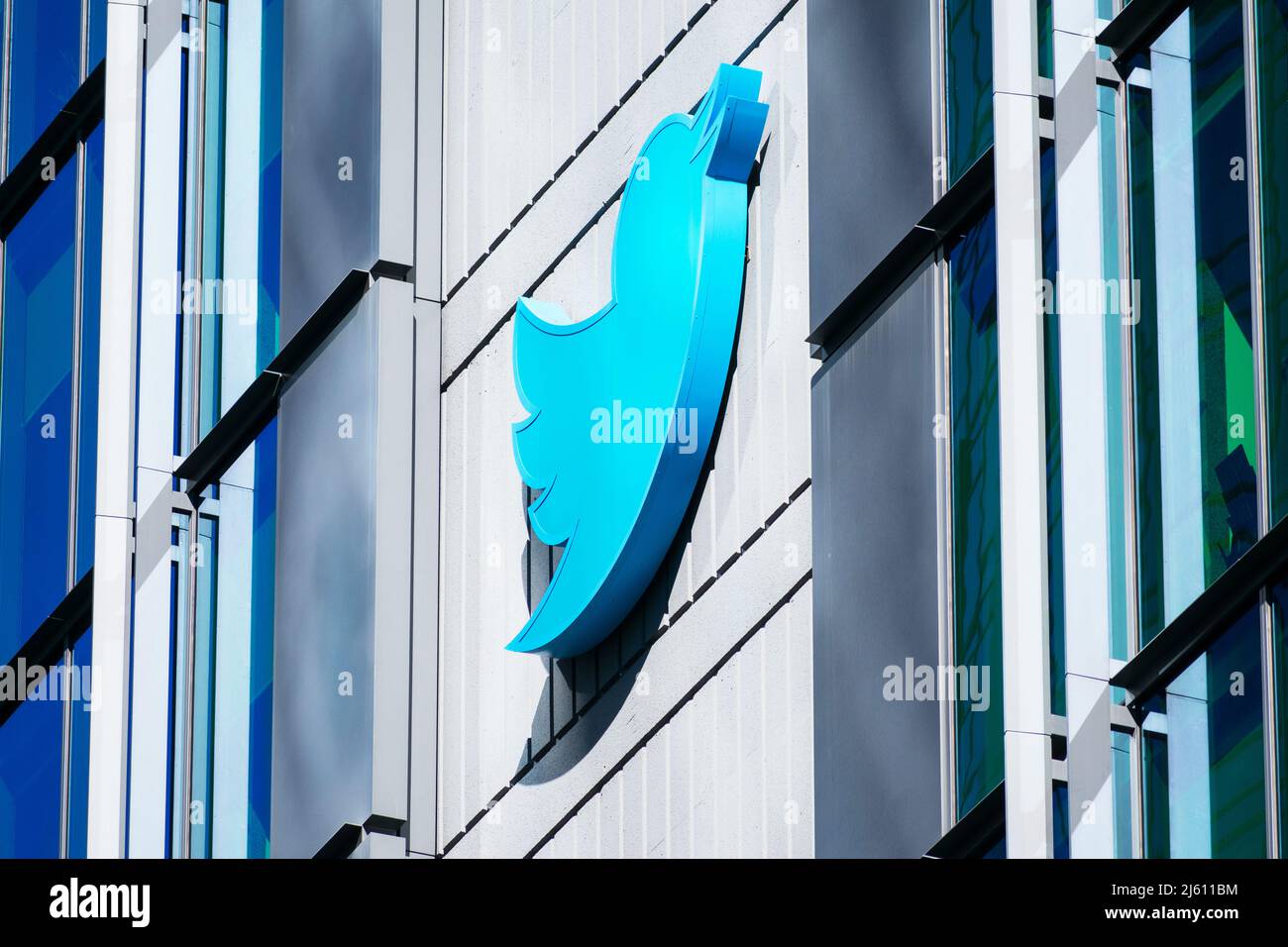 Twitter Bird Logo auf dem Hauptquartier. Twitter ist ein amerikanischer Microblogging- und Social-Networking-Dienst - San Francisco, Kalifornien, USA Stockfoto