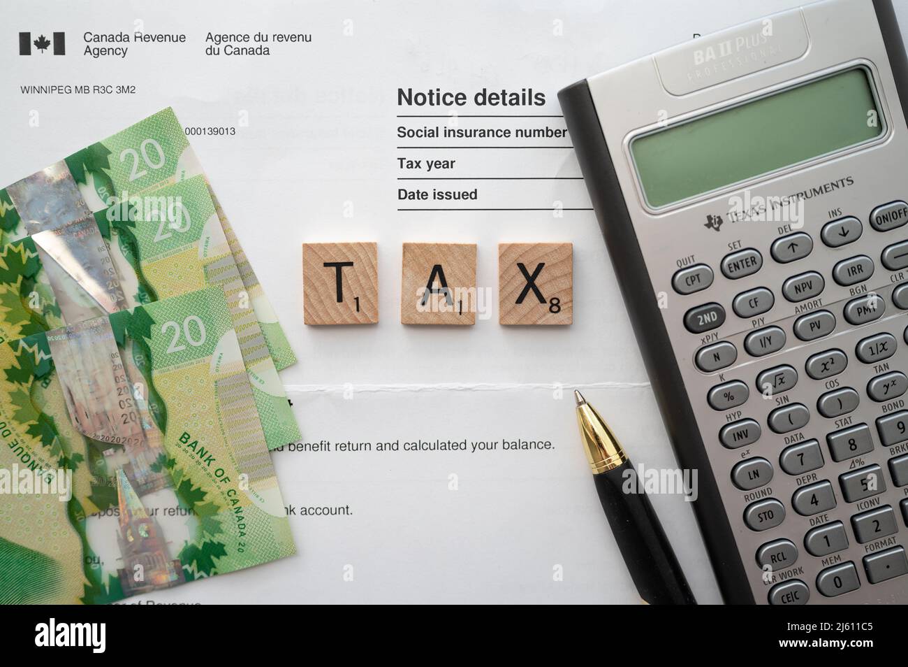 Calgary, Alberta - 24. April 2022: Steuerkonzept mit kanadischer Währung. Stockfoto