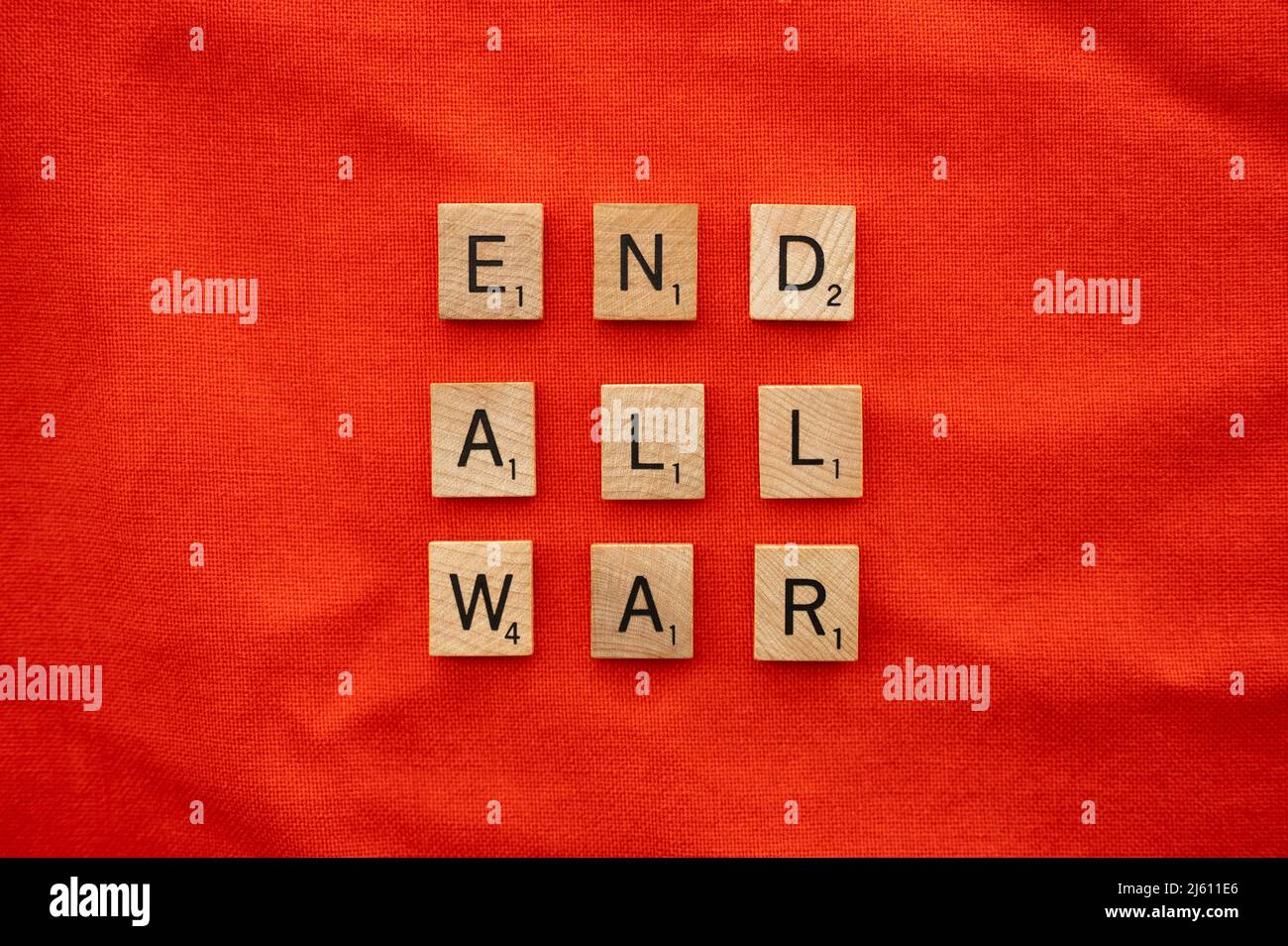 Anti-Kriegs-Botschaft auf rotem Hintergrund. Stockfoto