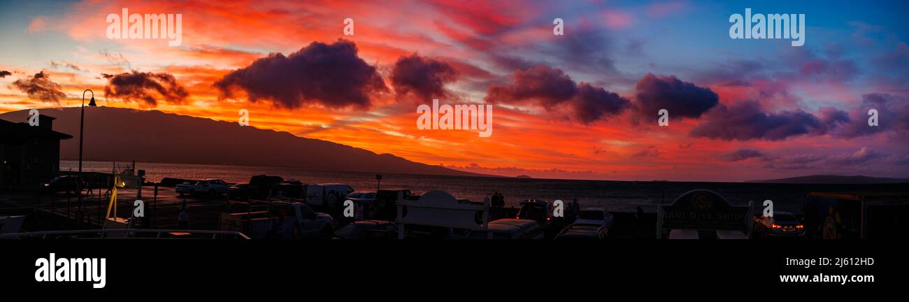 Der Blick vom Maalaea Bootshafen auf den Sonnenaufgang über Haleakala, Mauis schlafenden Vulkan, mit Kahoolawe ganz rechts, Hawaii. Stockfoto