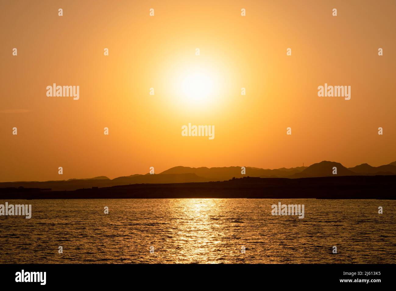 Goldener Sonnenuntergang über dem Roten Meer, Sonne versteckt sich hinter dem Berg, epischer Blick von sharm el sheikh, ägypten Stockfoto