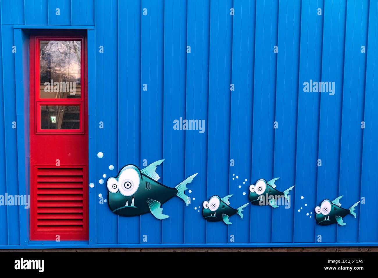 Farbenfrohe Fische und rote Tür an der Seite eines schwimmenden Gebäudes an Fisherman's Wharf, Victoria's Inner Harbour - Victoria, Vancouver Island, British Col Stockfoto