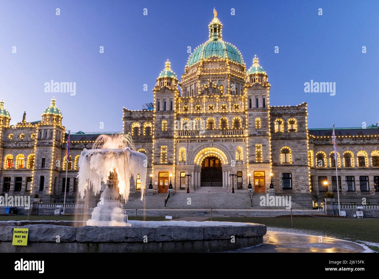 Gefrorener Brunnen vor dem Parlamentsgebäude von British Columbia - Victoria, Vancouver Island, British Columbia, Kanada Stockfoto