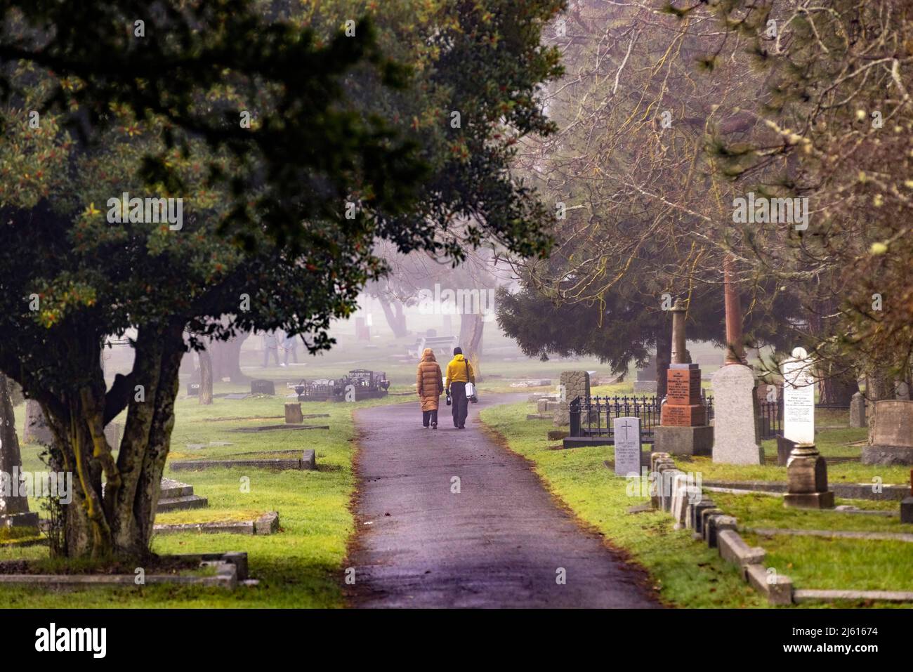 Paar zu Fuß auf dem Ross Bay Cemetery - Victoria, Vancouver Island, British Columbia, Kanada Stockfoto