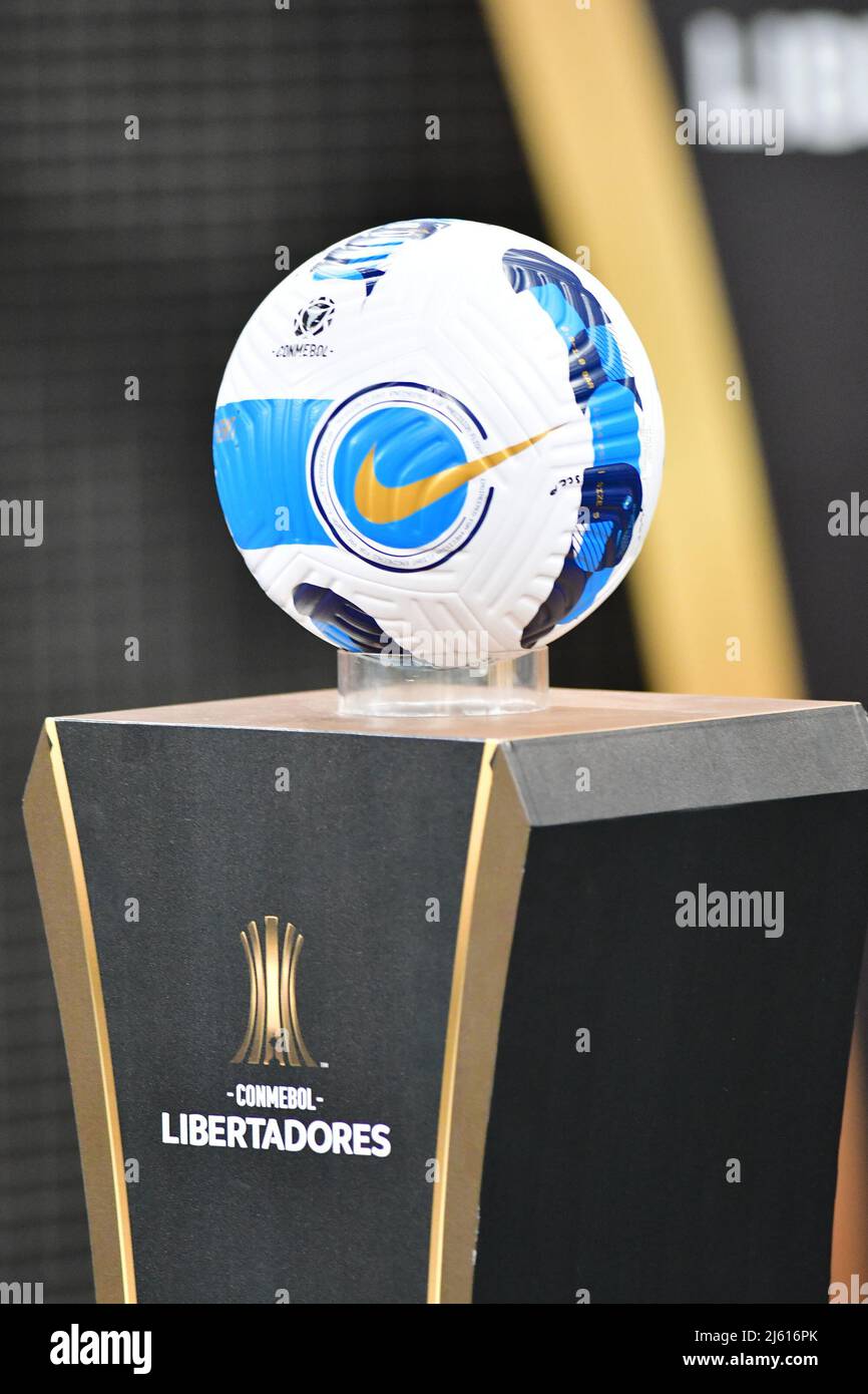 São PAULO, BRASILIEN - 26. APRIL: Ball des Spiels vor dem Copa CONMEBOL Libertadores-Spiel zwischen SC Corinthians und Boca Juniors in der Arena Corinthians am 26. April 2022 in São Paulo, Brasilien. (Foto von Leandro Bernardes/PxImages) Credit: Px Images/Alamy Live News Stockfoto