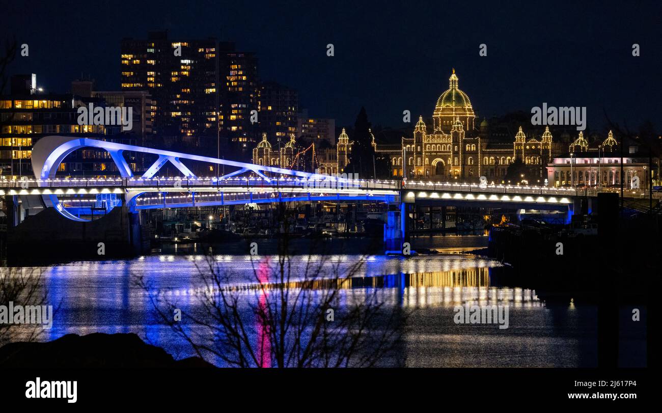 Johnson Street Bridge und Parlamentsgebäude von British Columbia bei Nacht - Victoria, Vancouver Island, British Columbia, Kanada Stockfoto