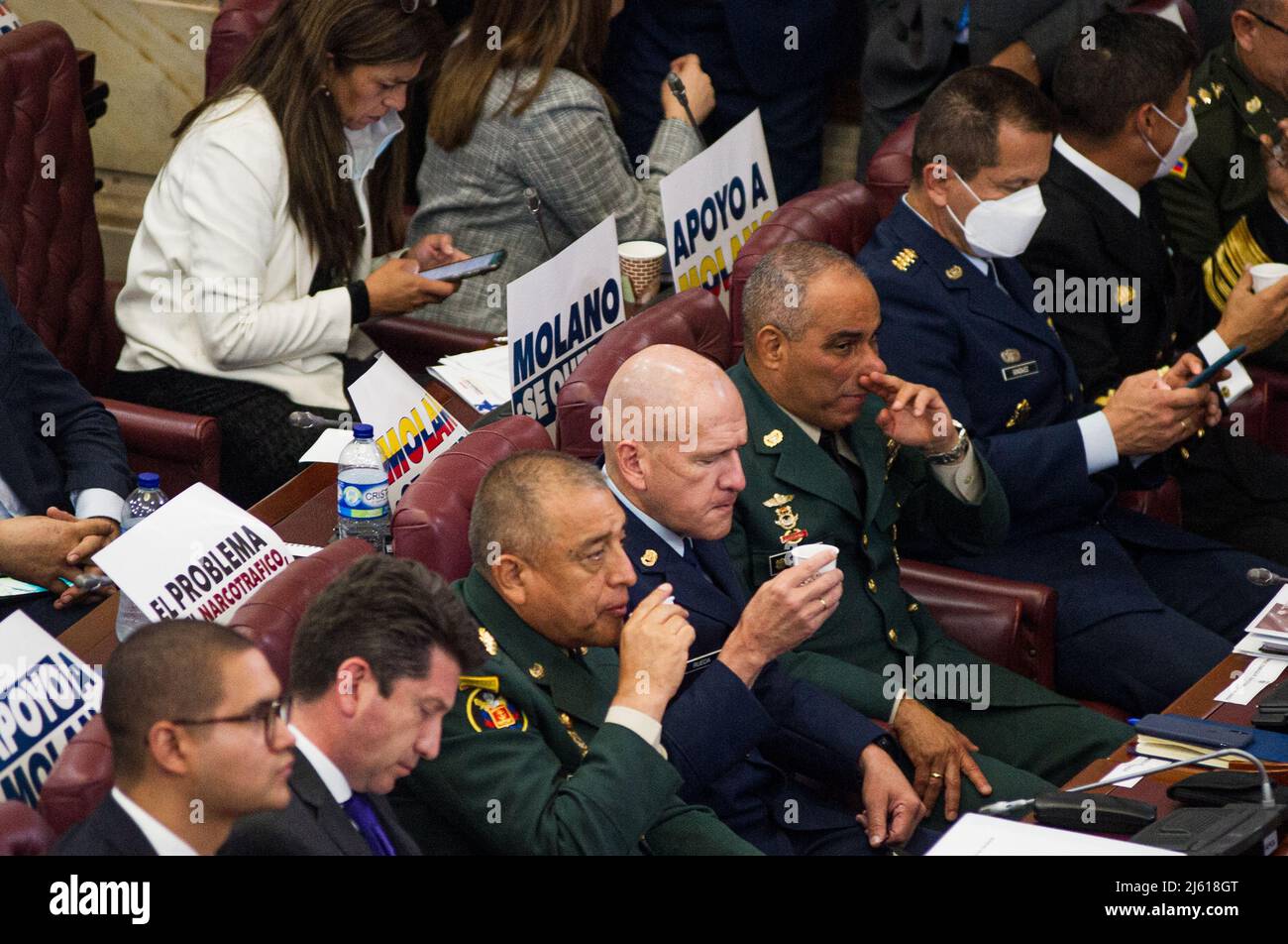 Kolumbianische Generäle, darunter die Armee Luis Fernando Navarro und Eduardo Zapateiro (beide grün) Während des Antrags, den kolumbianischen Verteidigungsminister Diego Molano auf dem kolumbianischen Kongress wegen eines Militäreinsatzes, der zu 11 Todesfällen führte, darunter vier mutmaßliche Zivilisten, die von den Behörden angeblich von Guerillamitgliedern übergeben werden sollten, in Bogota, Kolumbien, am 26. April 2022, zu taken. Foto: Chepa Beltran/Long Visual Press Stockfoto