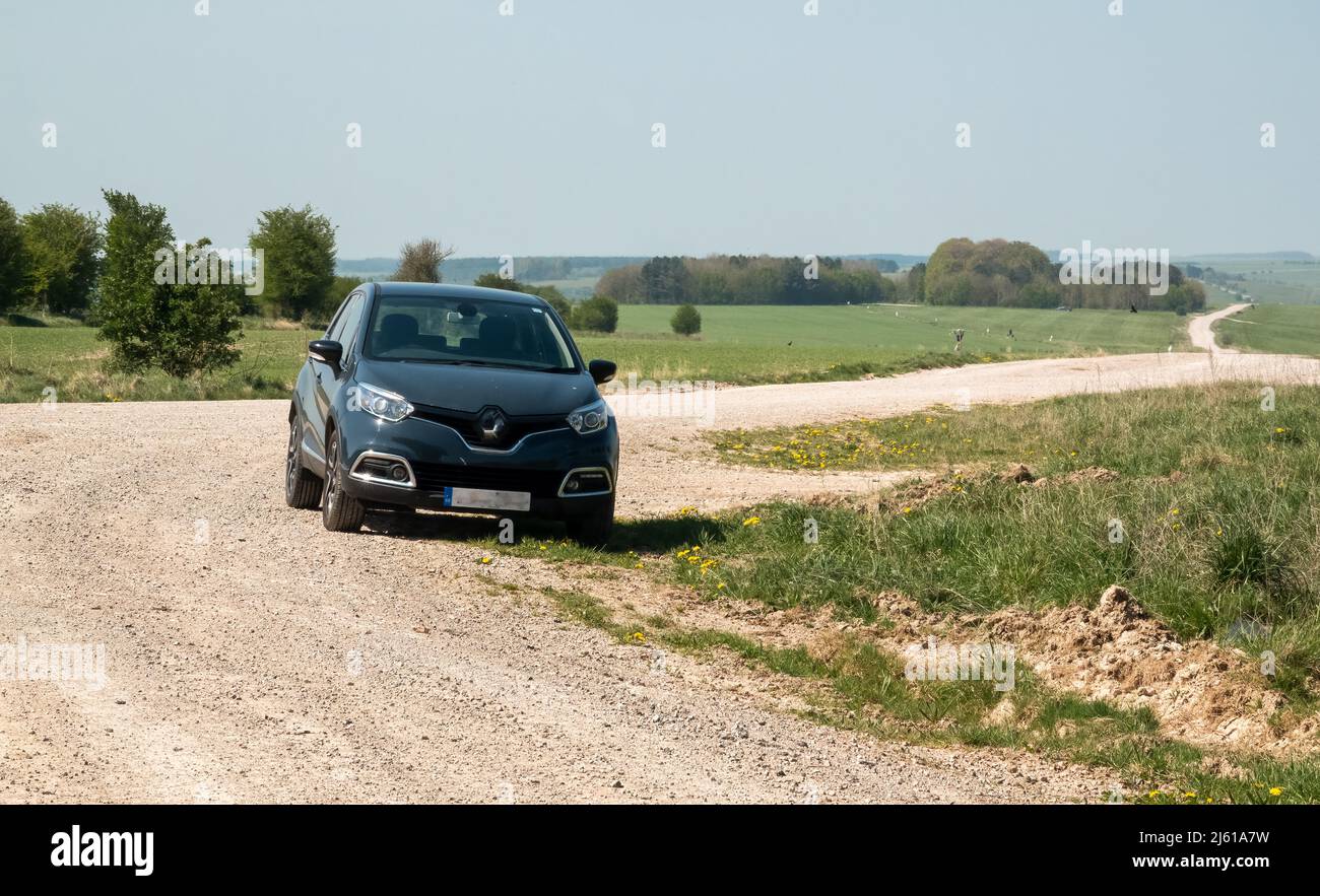 Blue 2015 Renault Captur Petrol Blue MJ15 ZRD geparkt auf einer Steinschotterpiste in freier Natur, sonniger Tag Stockfoto
