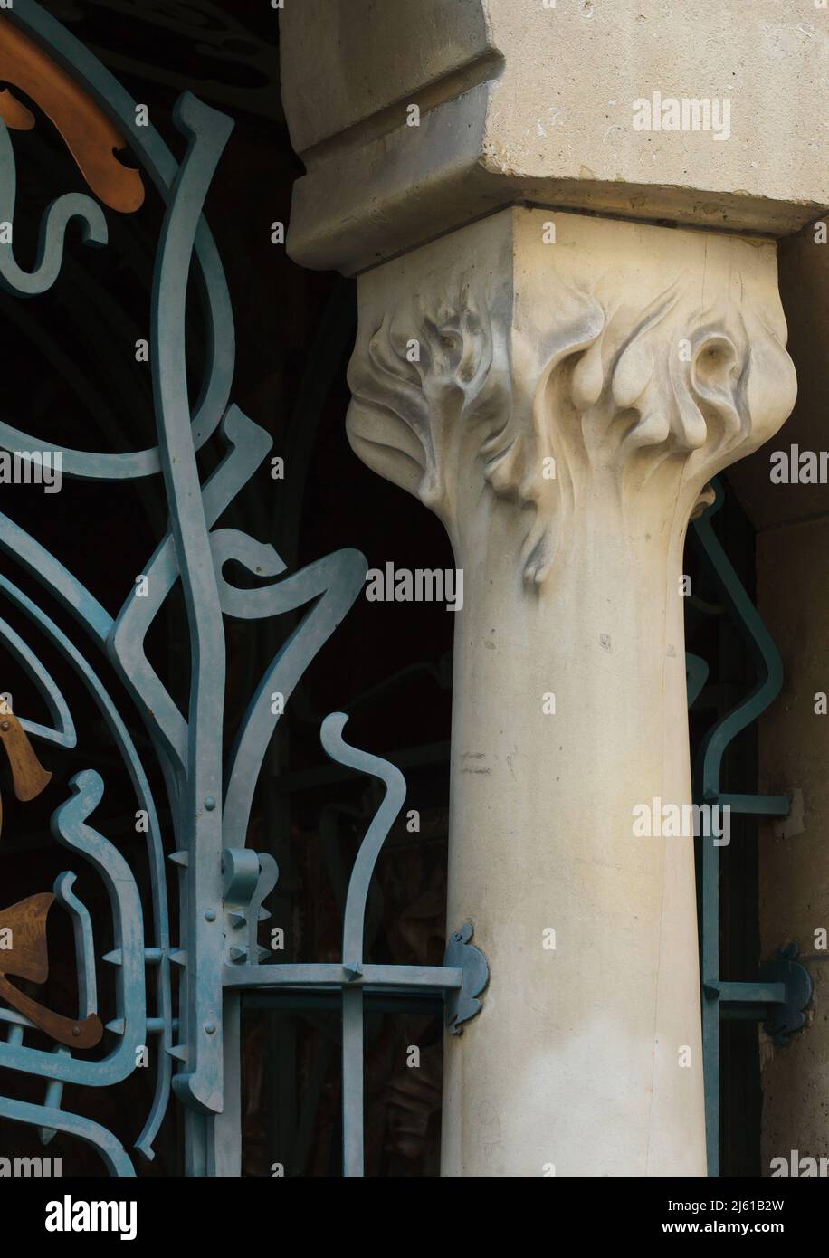 Detail des Haupteingangs zum Castel Béranger in Paris, Frankreich. Das als Castel Béranger bekannte Wohngebäude wurde vom französischen Architekten Hector Guimard entworfen und zwischen 1895 und 1898 in der Rue de la Fontaine erbaut. Es war das erste Gebäude in Paris im Stil des Jugendstils. Stockfoto